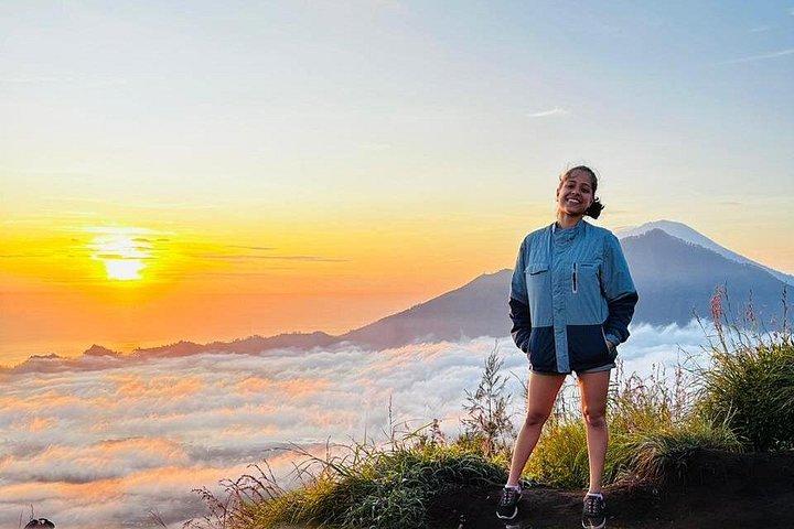 バトゥール火山トレッキングと温泉プライベートガイドツアー