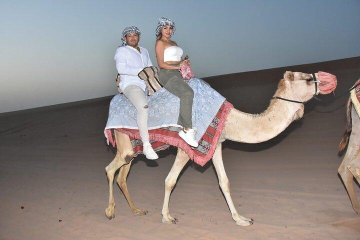 Kamelritt, Dune Bashing & Live-Shows mit BBQ-Dinner in Dubai