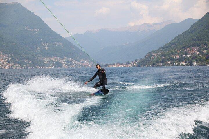 Wakeboard e wakesurf no Lago Como com barco Mastercraft