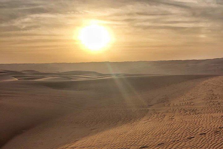 ワヒバ砂漠とワディ・バニ・ハリドツアーの日の出を見る