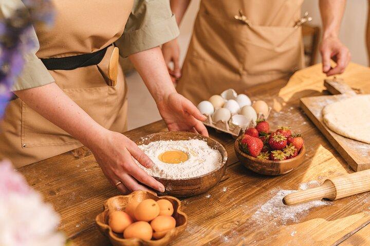 Selbstbedienungs-Backerlebnis in Hongkong: Zubereitung traditioneller Snacks