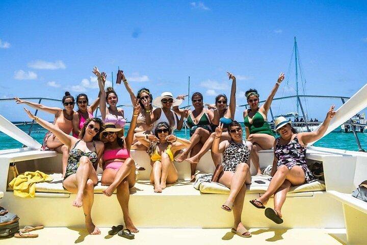 Gita in catamarano privato di mezza giornata con snorkeling