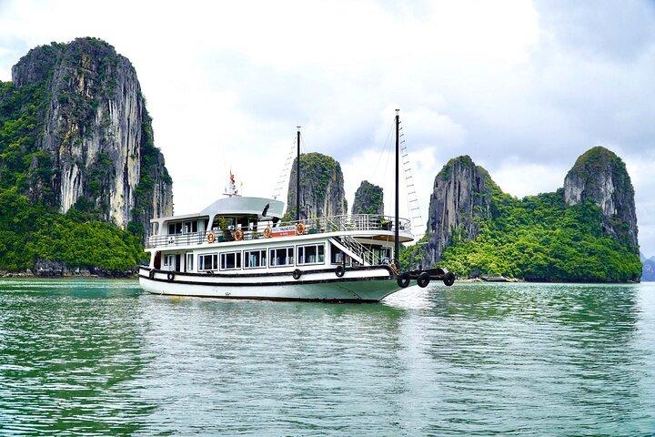 Halong Cruise Day Tour med frokost, Cave Explore & Titop Island
