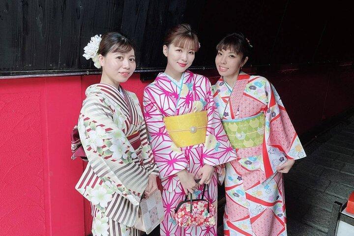 Pasea por la ciudad con un kimono [Elige tu kimono favorito del traje tradicional de Okinawa "Ryuso", kimono o yukata] [Peinado, lápiz labial, vestimenta y tarifa de alquiler] Todo incluido