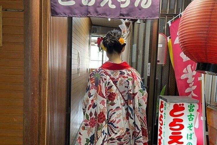 Pasea por la ciudad con un kimono [Elige tu kimono favorito del traje tradicional de Okinawa "Ryuso", kimono o yukata] [Peinado, lápiz labial, vestimenta y tarifa de alquiler] Todo incluido