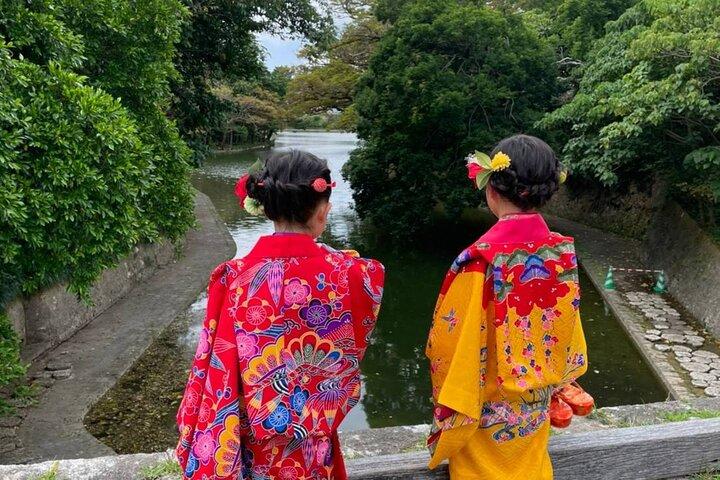 Pasea por la ciudad con un kimono [Elige tu kimono favorito del traje tradicional de Okinawa "Ryuso", kimono o yukata] [Peinado, lápiz labial, vestimenta y tarifa de alquiler] Todo incluido