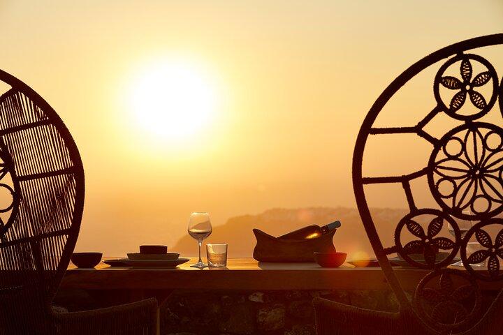 Cena romántica privada al atardecer con vistas a la caldera en Santorini