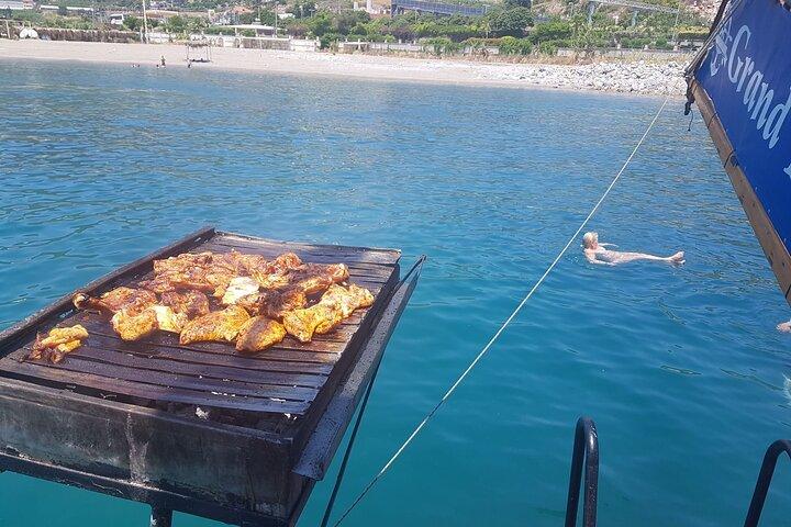 Alanya: Entspannende Bootstour mit Mittagessen, alkoholfreien Getränken und Transfer