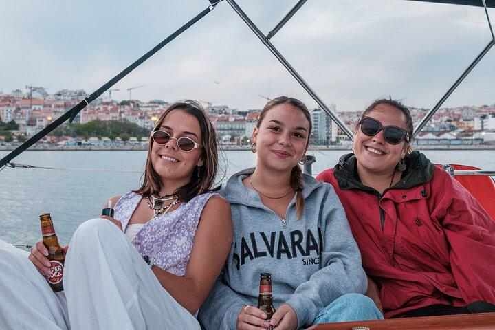 Lissabon: Solnedgång Tejo flodseglingstur med drycker