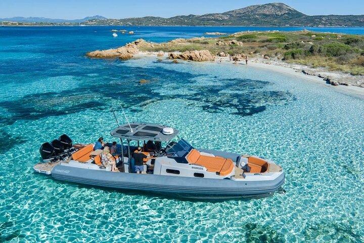 Visita a Olbia y aperitivo-almuerzo en el parque marino de Tavolara Molara (8 horas)