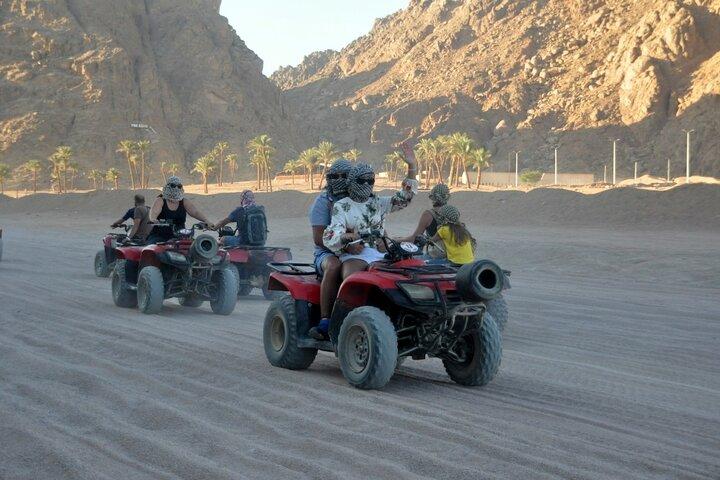 Viagem de safári em quadriciclo ou buggy no deserto do Sinai de Sharm El Sheikh