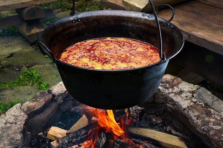 4-timmars friluftsgulash matlagning med naturen i Ungern