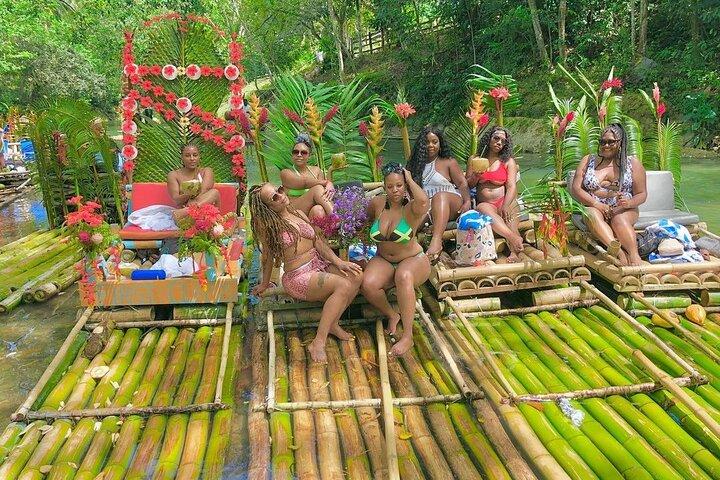 Aventura serena de rafting em bambu: