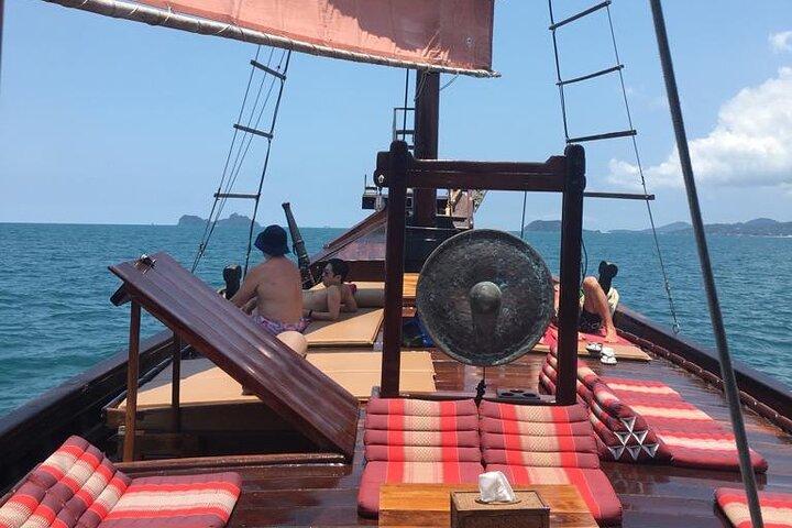 Crucero de día completo en Chantara Pirate Junk Boat Koh Phangan con puesta de sol