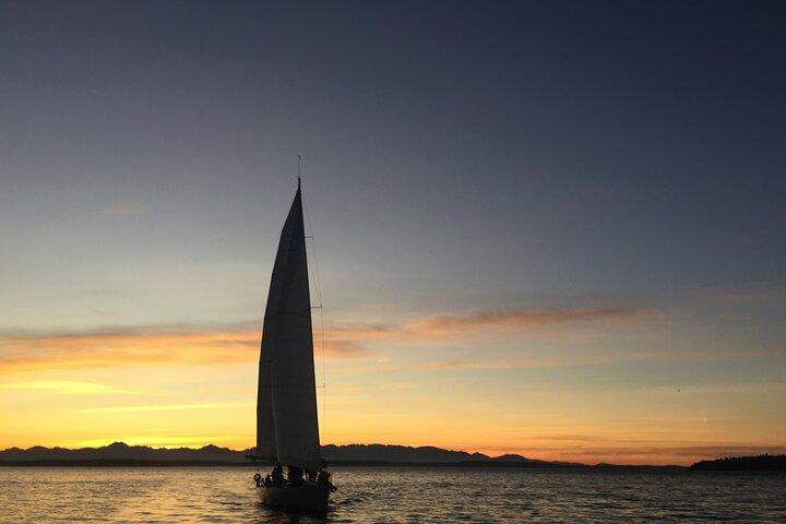 Seattle's Original Sunset Sail (øst 1984) - 70ft båd - BYOB