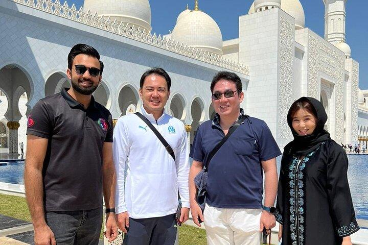 Sheikh Zayed Grand Mosque met Ferrari World uit Dubai