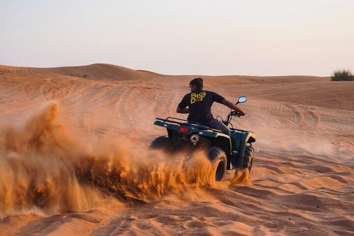 Safari dans le désert en soirée à Dubaï, quad, spectacles vivants et dîner barbecue