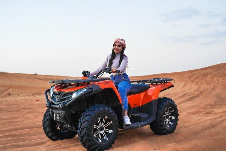 Safari dans le désert en soirée à Dubaï, quad, spectacles vivants et dîner barbecue