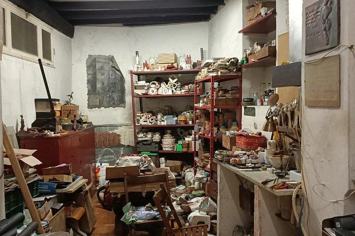 歴史的なローマのワークショップでの芸術品と工芸品