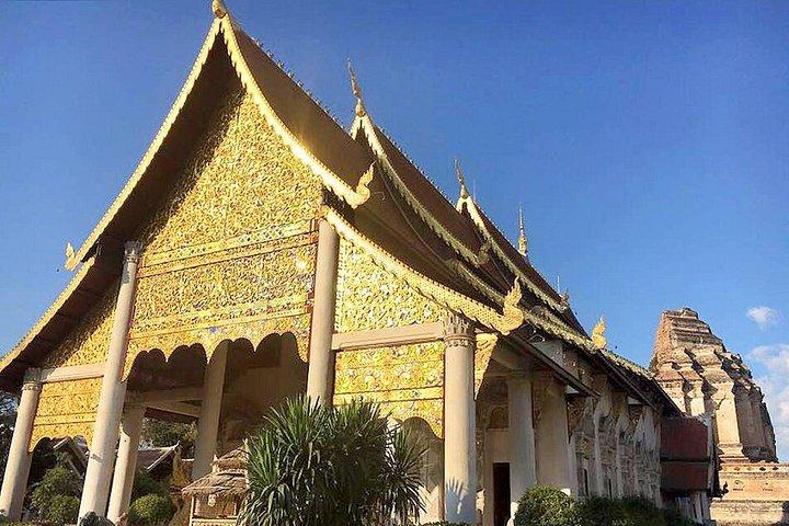 チェンマイ発ドイステープ寺院と都市寺院を巡る半日ツアー