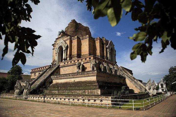 チェンマイ発ドイステープ寺院と都市寺院を巡る半日ツアー