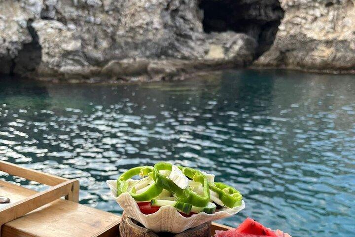 マカロナス漁船旅行（船上BBQと海水浴場付き）