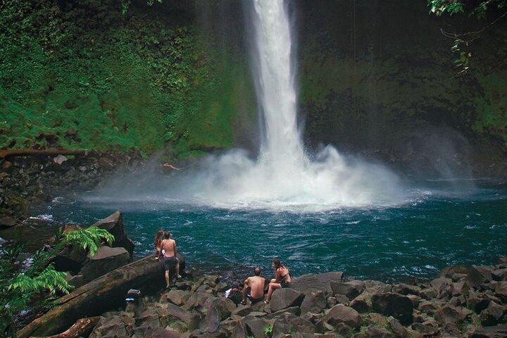 Cascada Puentes Colgantes Aguas Termales La Fortuna Tour Privado