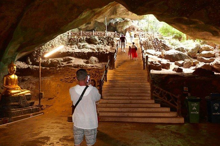 プーケットビーチ飛行機観察と猿の洞窟寺院のプライベートツアー