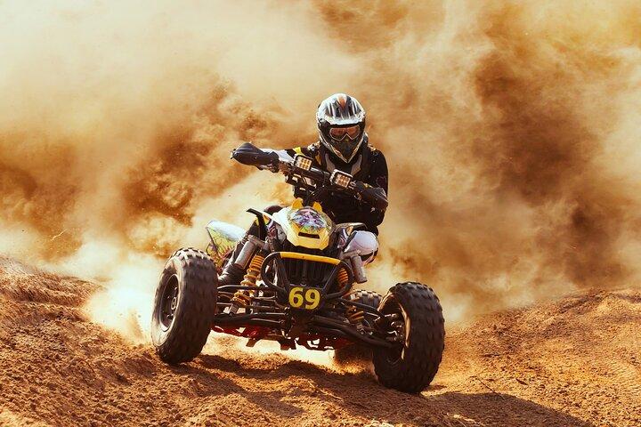 Wüstensafari in Dubai: Dünenfahrt im Geländewagen, Kamelritt und BBQ-Abendessen