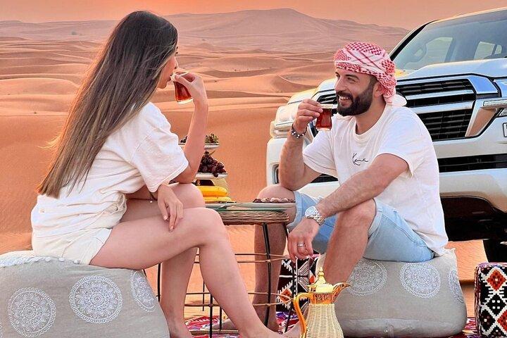 Wüstensafari in Dubai: Dünenfahrt im Geländewagen, Kamelritt und BBQ-Abendessen