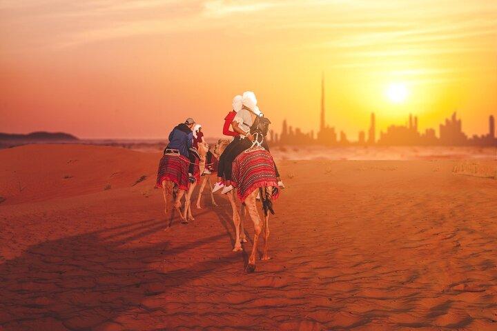 Wüstensafari in Dubai: Dünenfahrt im Geländewagen, Kamelritt und BBQ-Abendessen