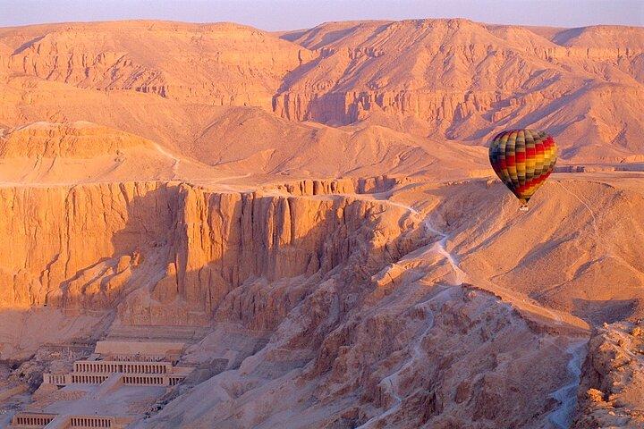 ルクソールを横断する日の出熱気球の旅