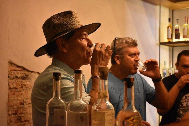Degustazione di tequila artigianale premium presso la sala degustazione El