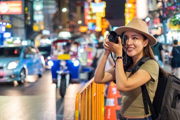 チャイナタウンストリートフード付き夜のバンコクトゥクトゥクツアー