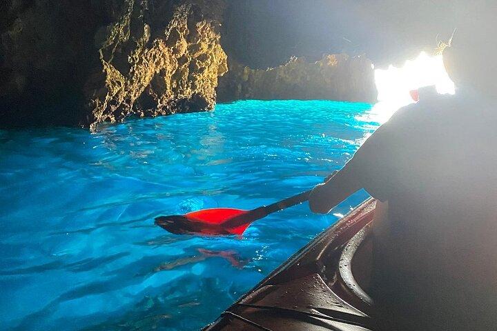 Viaje en kayak a la cueva azul escondida, con almuerzo y frutas.
