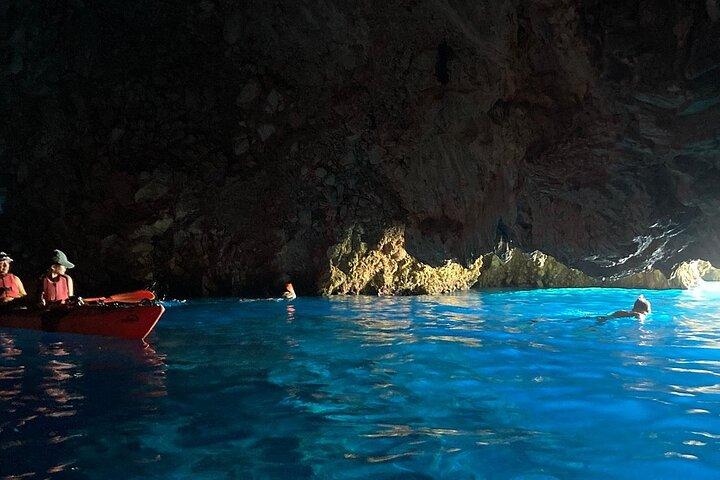Viaje en kayak a la cueva azul escondida, con almuerzo y frutas.