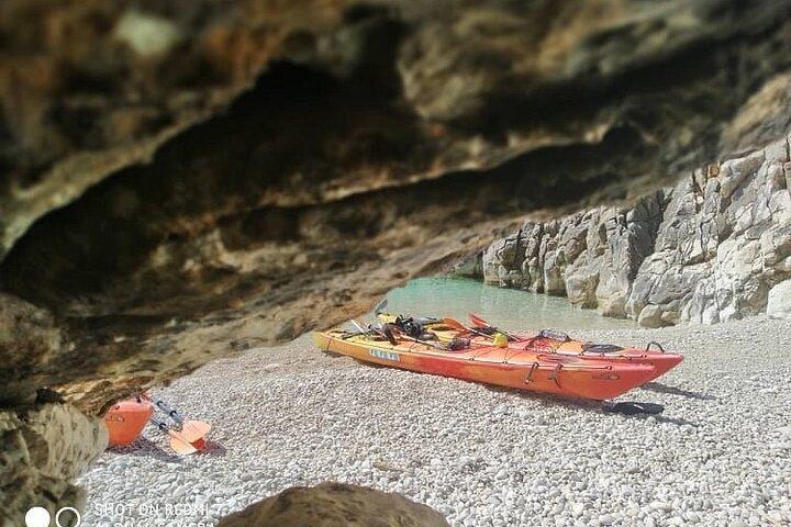 Viaje en kayak a la cueva azul escondida, con almuerzo y frutas.