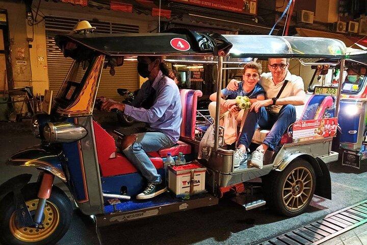 Tuk Tuk Tour Bangkok di notte
