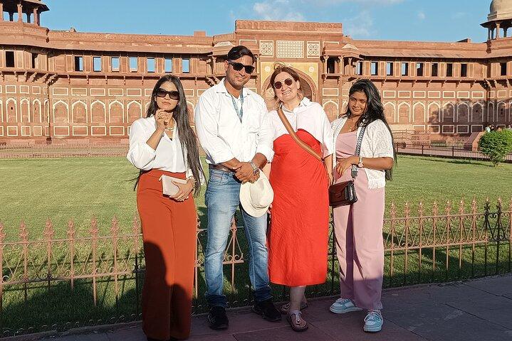 Privat rundvisning i Tajmahal fra Pune inklusive, bil, indgange, måltid