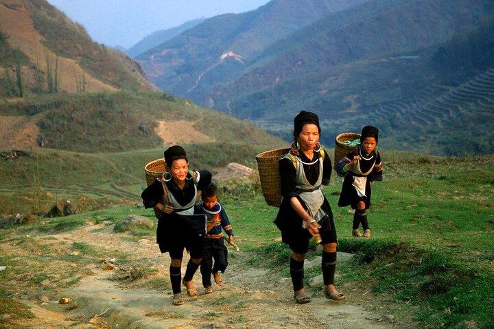 Excursão de moto de dia inteiro em Sapa com visita a campos de arroz e vales