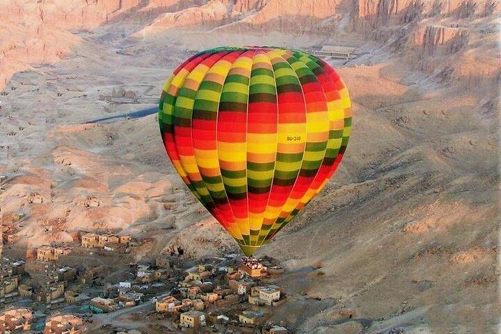 Zonsopgang heteluchtballonreis door Luxor