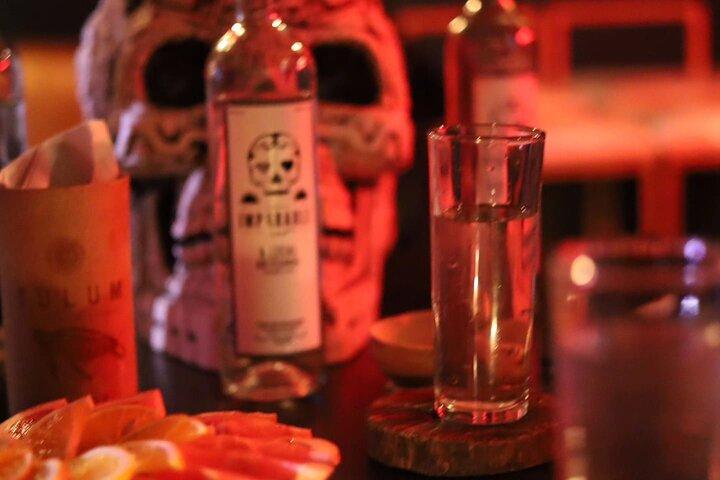 前菜付きのカンクンでの本格的な職人のメスカルテイスティング。