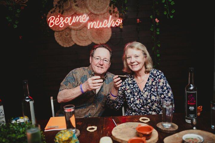 Degustación de auténtico mezcal artesanal en Cancún con aperitivos.