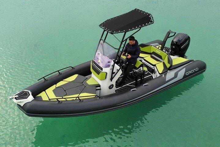 Tour privado en barco con snorkel y cuevas marinas