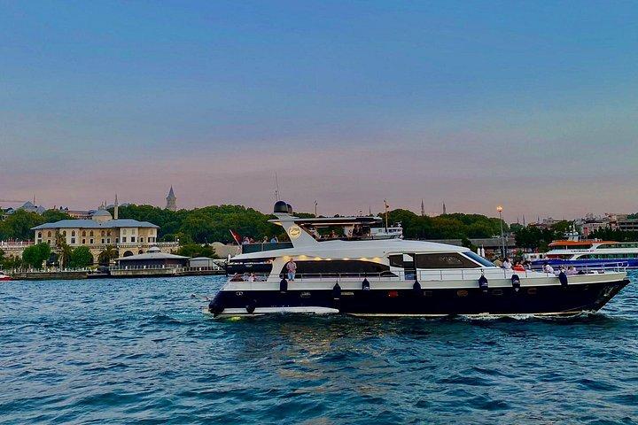スナックとライブガイド付きイスタンブールボスポラス夕日ヨットクルーズ