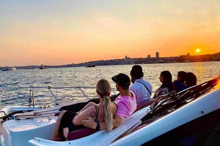 スナックとライブガイド付きイスタンブールボスポラス夕日ヨットクルーズ