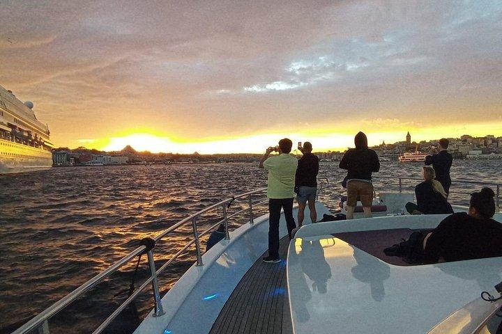 スナックとライブガイド付きイスタンブールボスポラス夕日ヨットクルーズ