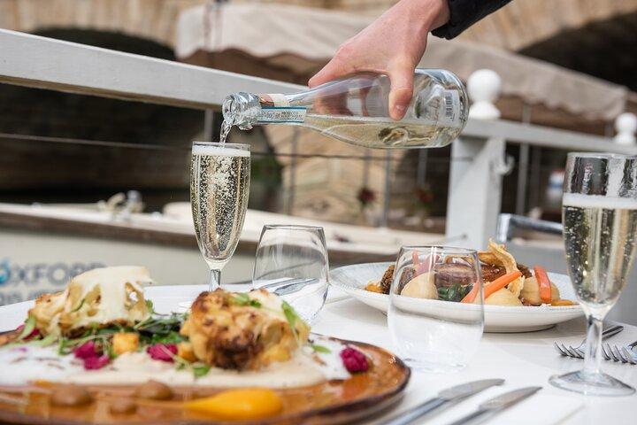 Cruzeiro no rio com jantar de três pratos no restaurante à beira-rio