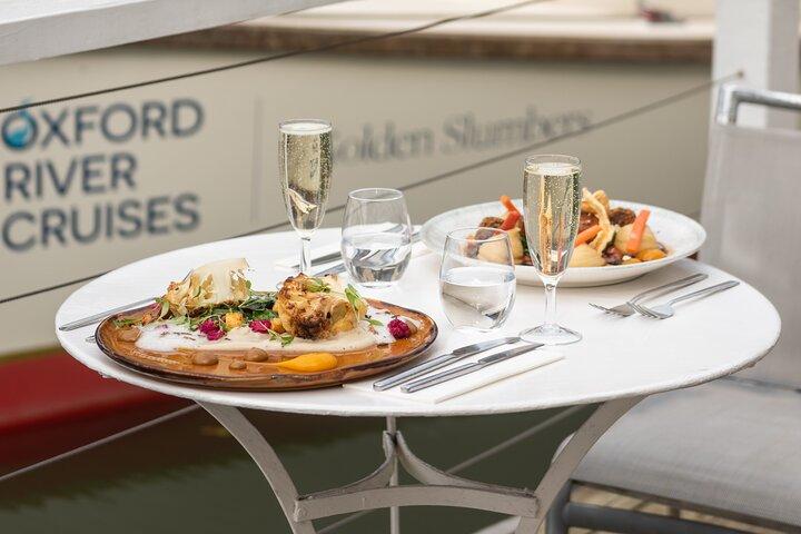 Flodkrydstogt med treretters restaurant ved floden