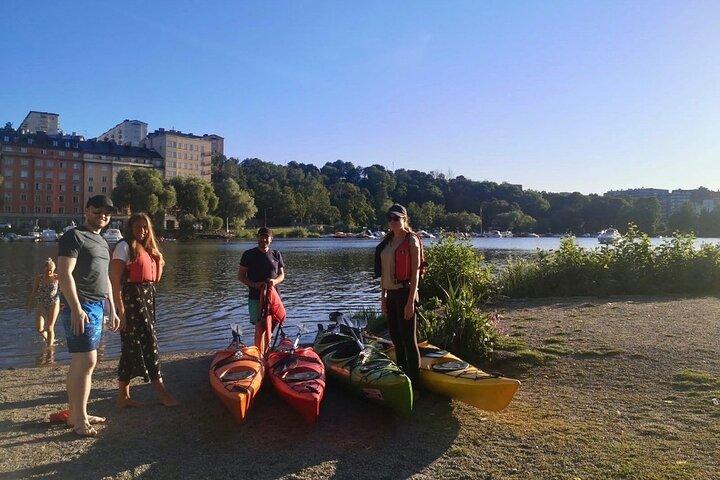 Passeio de caiaque ao pôr do sol no centro de Estocolmo e Fika sueca